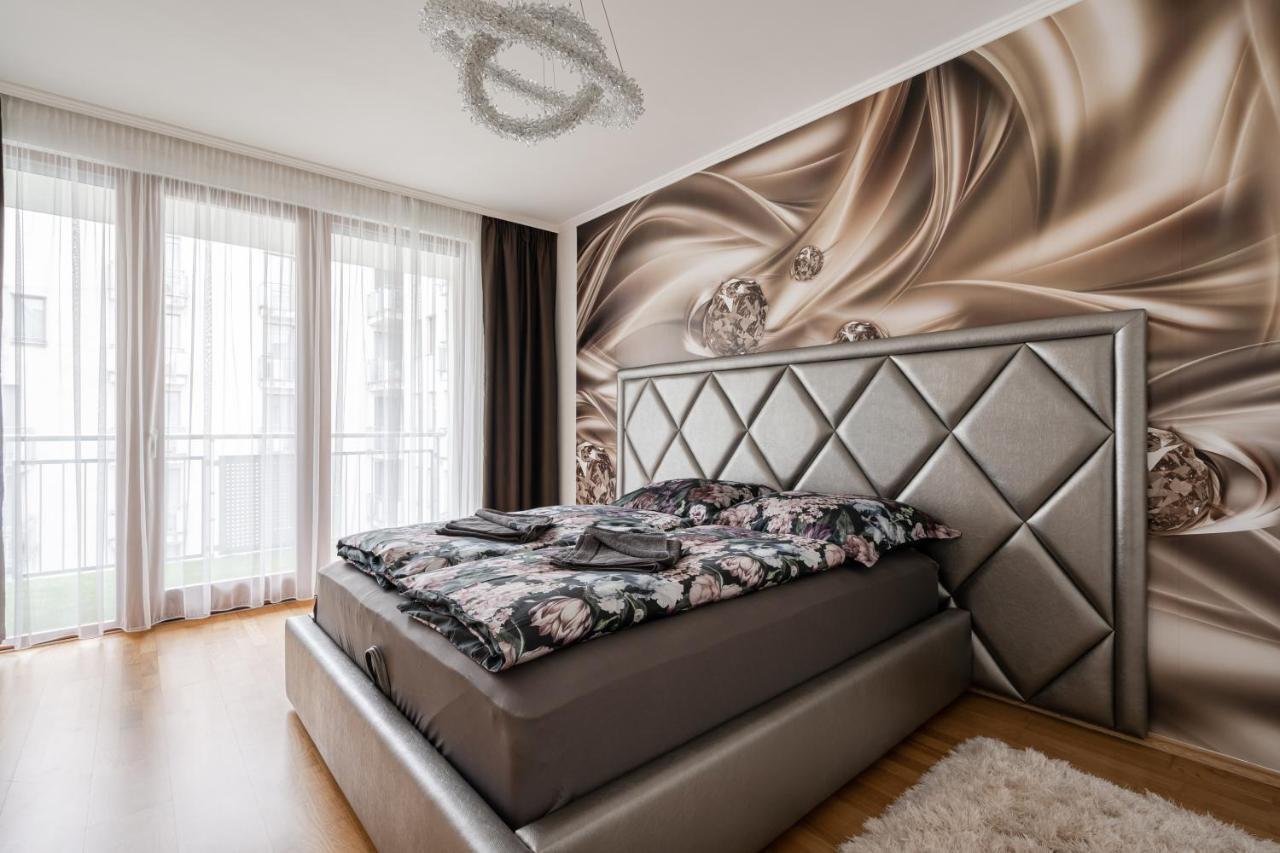 Penthouse Three Bedrooms, Three Balconies Apartment With Free Parking In Kiraly Street Budapest Exterior photo