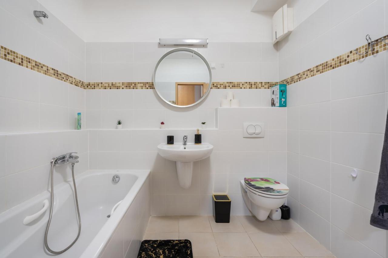 Penthouse Three Bedrooms, Three Balconies Apartment With Free Parking In Kiraly Street Budapest Exterior photo