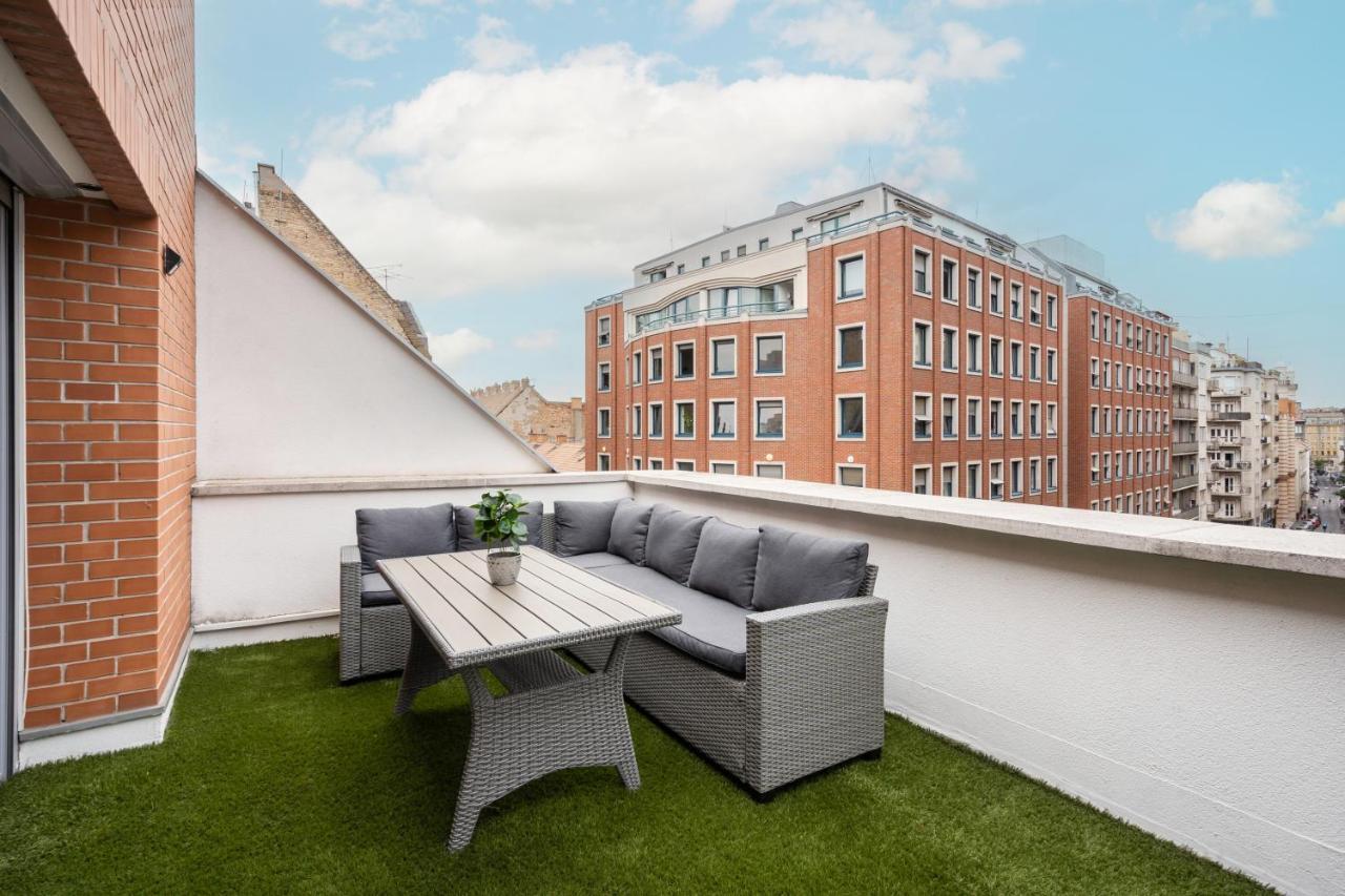 Penthouse Three Bedrooms, Three Balconies Apartment With Free Parking In Kiraly Street Budapest Exterior photo
