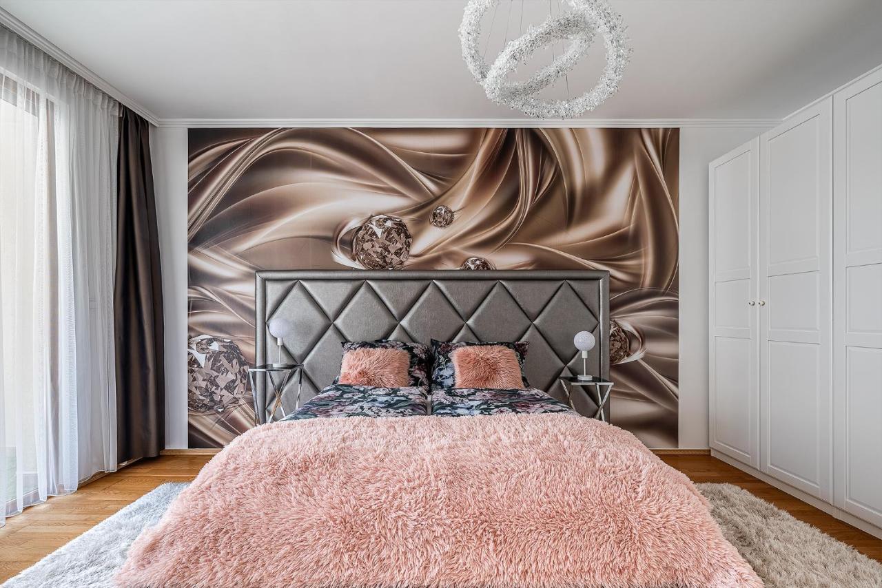 Penthouse Three Bedrooms, Three Balconies Apartment With Free Parking In Kiraly Street Budapest Exterior photo